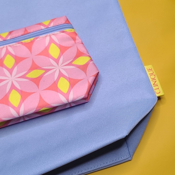 NWT CLINIQUE REVERSIBLE BLUE BAG AND POUCH SET - Picture 3 of 7